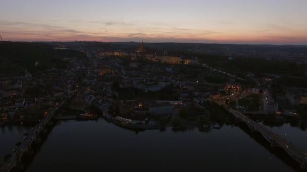 Letecký pohled na podél Vltavy v létě. Praha, Česká republika — Stock video