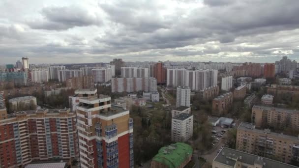 Vista aérea de edifícios adormecidos e complexos com quintal e parque infantil — Vídeo de Stock