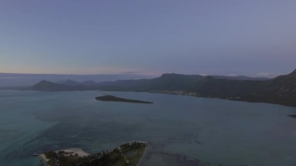 Vue panoramique aérienne de l'océan et du littoral mauricien avec montagnes 