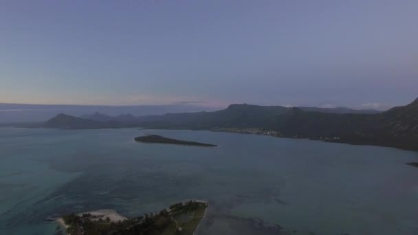 Veduta aerea panoramica dell'oceano e della costa di Mauritius con montagne — Video Stock