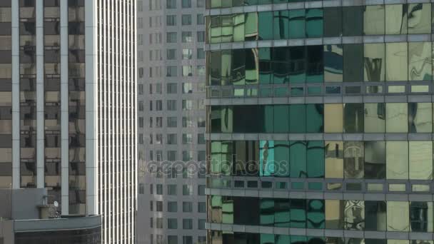 Timelapse vista de cerca de parte de los rascacielos, espejo rango de ventanas — Vídeo de stock