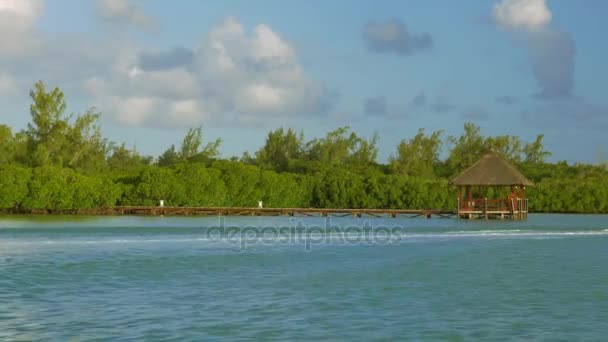 海での木製桟橋でセーリング — ストック動画