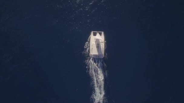 Flug über weiße Jacht, die im blauen Ozean segelt — Stockvideo