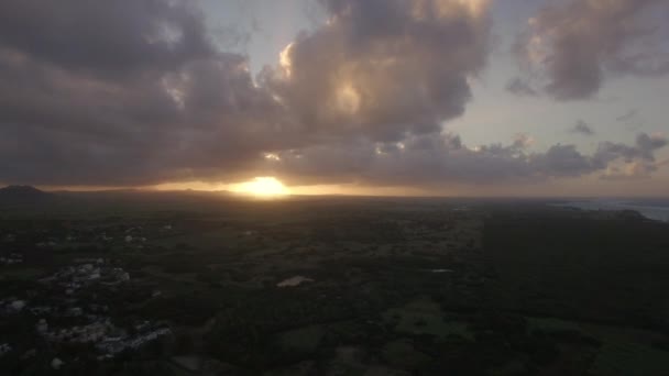 Günbatımı Mauritius Adası. Havadan görünümü — Stok video