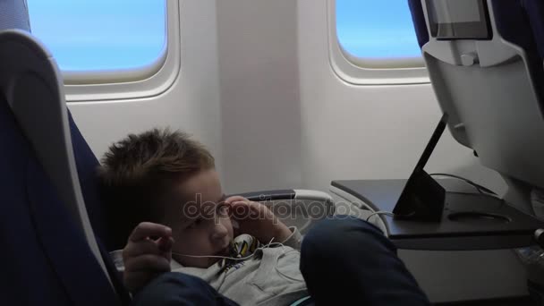 Entretenimiento infantil con teléfono móvil en el avión — Vídeos de Stock