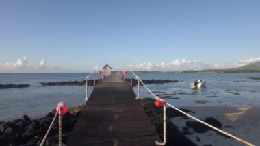 Mauritius Adası'nın sahil şeridi hava görünümünü, su laves, armut deniz gökyüzü boyunca kamera taşır