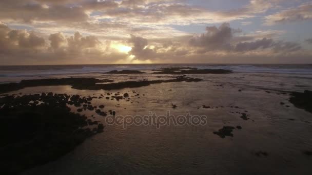 Flygfoto närbild av vattenvågor nära strand i Indiska oceanen, Mauritius Island — Stockvideo