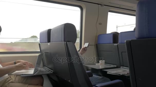 Cep telefonu ve laptop içinde banliyö treniyle erkekler — Stok video