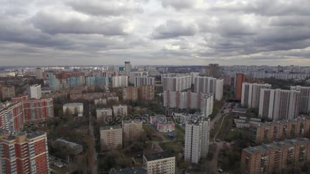 Вид с воздуха на спальные здания и комплексы со двором и детской площадкой — стоковое видео