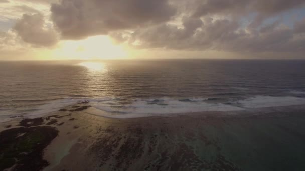 Pintoresco paisaje marino al atardecer dorado, vista aérea — Vídeo de stock