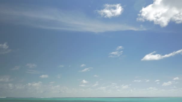 Silla de cubierta vacía en la costa del océano. Escena de vacaciones — Vídeos de Stock