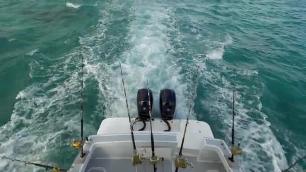 Motorboot mit Angelruten segelt im Ozean — Stockvideo