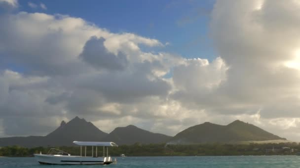 Paisagem mauriciana com montanhas, vista de barco à vela — Vídeo de Stock