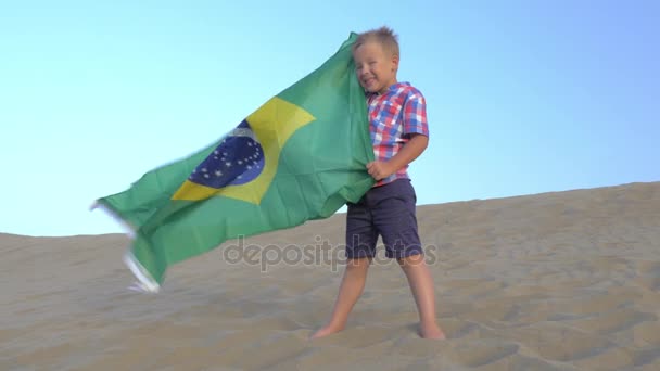 Dziecko z flagą brazylijskiej plaży — Wideo stockowe