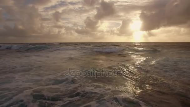 Океанський водний пейзаж на заході сонця, вигляд з повітря — стокове відео