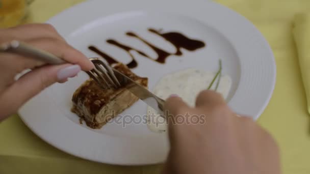 Mujer cenando en restaurante — Vídeos de Stock