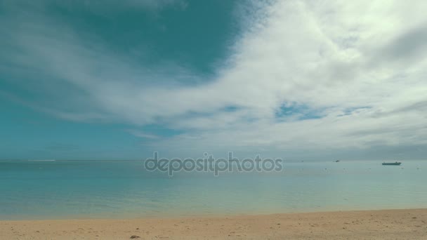 Costa com água azul clara e areia macia — Vídeo de Stock