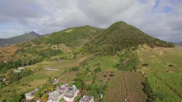 Vliegen over groene heuvel op Mauritius eiland — Stockvideo
