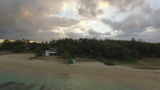 Luchtfoto van de kust van water camera beweegt naar kust, Mauritius eiland — Stockvideo