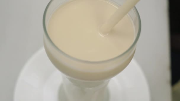 Beber horchata con paja — Vídeos de Stock