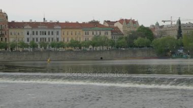 Hareketli Vltava Nehri boyunca teknede, Çek Cumhuriyeti Prag cityscape bakış