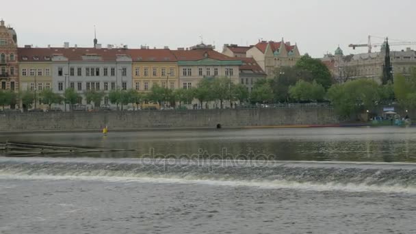 Uitzicht op Praag stadsgezicht beweegt langs de rivier de Moldau op boot, Tsjechië — Stockvideo