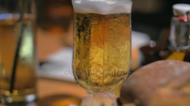Vaso de cerveza y comer bruschetta con cobertura — Vídeo de stock