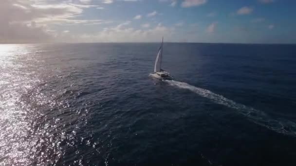 Ocean skyline and sailing yacht, aerial view — Stock Video
