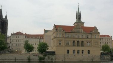 Hareketli Vltava Nehri boyunca teknede, Çek Cumhuriyeti Prag cityscape bakış