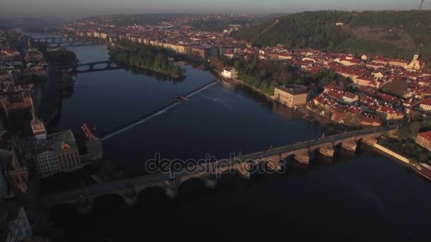 Εναέρια άποψη κατά μήκος του ποταμού Μολδάβα, το καλοκαίρι. Πράγα, Τσεχική Δημοκρατία — Αρχείο Βίντεο
