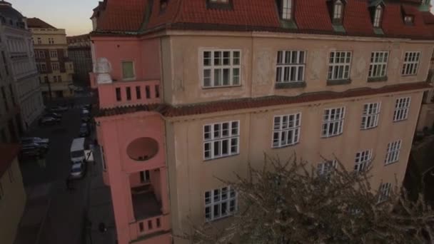 Vue aérienne de la maison européenne typique et près d'un arbre en fleurs, Prague, République tchèque — Video