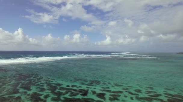 Vliegen over de Indische Oceaan langs de kust van Mauritius — Stockvideo