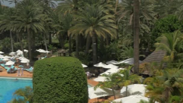 Zona de resort tropical con piscina y hotel — Vídeos de Stock