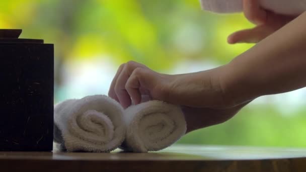 Plaatsen van verse handdoeken met bloem op de tafel in spa — Stockvideo