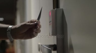Kadın bir cardkey ile otel kapı açma