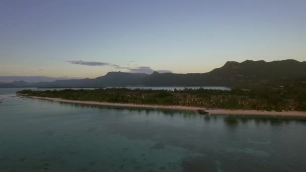 Mauritius-óceán és a hegyvonulatok légifelvételek — Stock videók