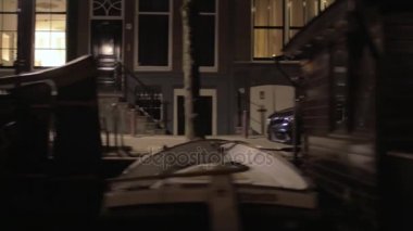 Nehir tekne aydınlatma windows, Amsterdam, Hollanda ile binaların üzerinde hareket göster