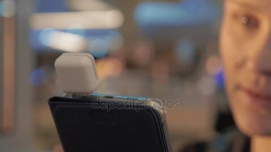 Smartphone için ödeme kartı özel dongle ile kadın elinde görünümünü kapat