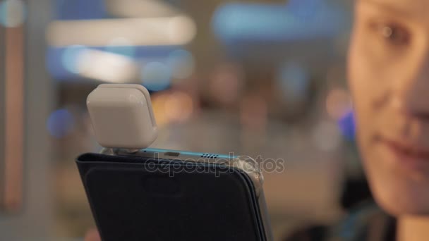Vista de cerca del teléfono inteligente en manos de mujer con dongle especial para pagar la tarjeta — Vídeos de Stock