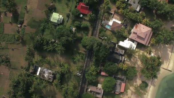 Volando sobre Isla Mauricio con casas y tierras de cultivo — Vídeo de stock