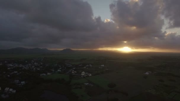 Vista aérea de Isla Mauricio, bosques, fincas, campos y colinas contra el cielo del atardecer y nubes rosadas — Vídeo de stock