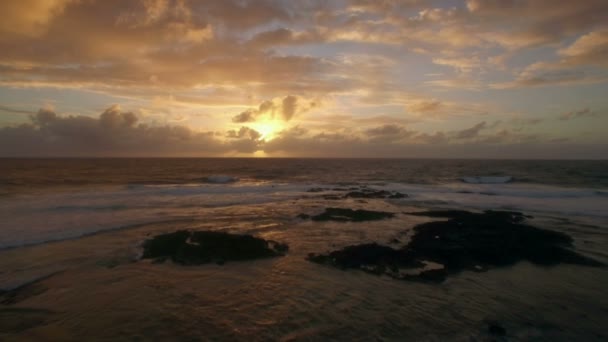Veduta aerea dell'oceano in luce dorata del tramonto — Video Stock