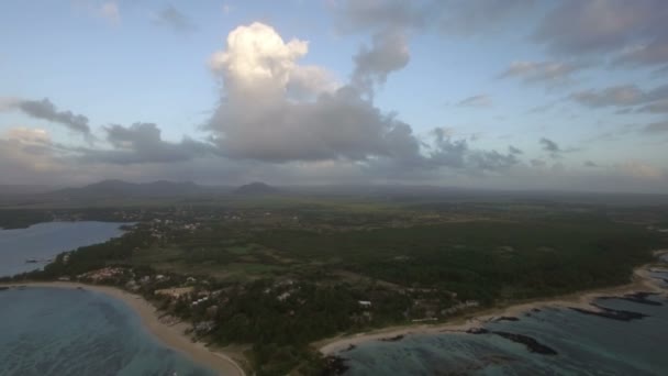 Mauritius 'un kıyı şeridiyle havadan görünüşü — Stok video