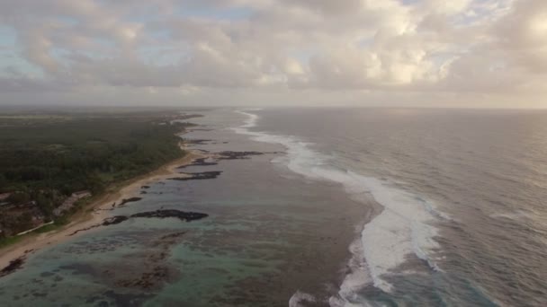 Luftaufnahme der mauritischen Küstenlinie und des indischen Ozeans — Stockvideo