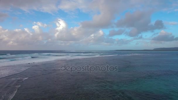 Widok z lotu ptaka linii wodnej mórz, które nie mieszają się z błękitnym niebem z chmurami, Wyspa Mauritius — Wideo stockowe