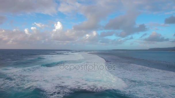 Zeegezicht met schuimende golven van blauwe Indische Oceaan, luchtfoto — Stockvideo