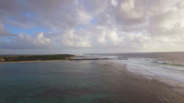 Вид с воздуха на водную линию морей, которые не смешиваются с голубым небом с облаками, остров Маврикий — стоковое видео