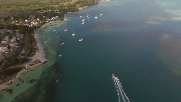 Flygfoto fågelperspektiv över kusten med sandstrand och transparent vatten i Indiska oceanen, Mauriticus Island — Stockvideo