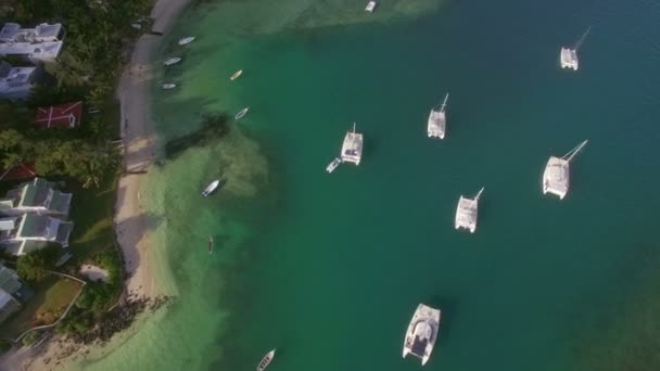 Bahía con yates y barcos, vista aérea — Vídeos de Stock