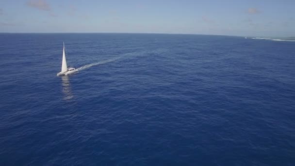 Vue aérienne du yacht naviguant en mer ou en océan 